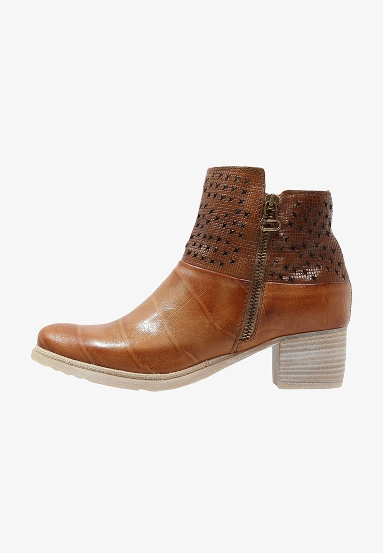 Bottine marron en cuir avec une tige texturée ornée de motifs découpés, une fermeture éclair latérale et un talon bloc avec une semelle de couleur claire.