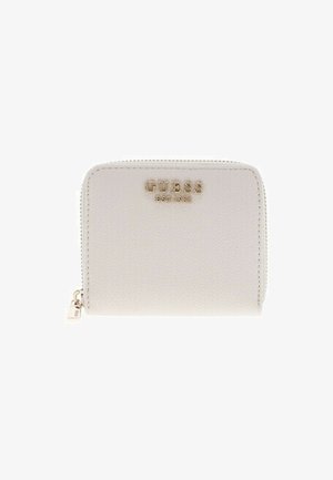 Petit portefeuille beige Guess avec des lettres dorées et une fermeture éclair, surface en cuir texturé, forme rectangulaire compacte.