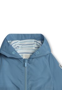 Giacca blu chiaro con cappuccio, zip frontale e bottoni a pressione. L'interno presenta un motivo a strisce chiare. Texture morbida e liscia.
