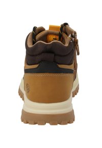 Scarpe da trekking marroni e beige con tessuto testurizzato, colletto imbottito e suola in gomma. Include una linguetta per il trasporto e dettagli di cucitura a contrasto.