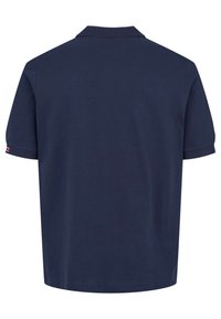 Navy plava polo majica kratkih rukava, jednobojna straga, s malim crvenim i bijelim logotipom na manžeti lijeve rukave.