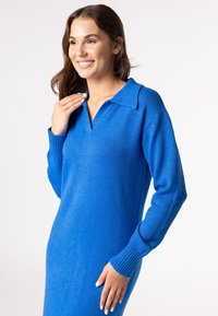 QUIOSQUE Svetríkové šaty - blue