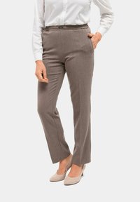Braune, taillierte Hose mit Slim-Fit-Schnitt, ausgestattet mit einem Taillenbund mit Gürtelschlaufen, Seitentaschen und einem glatten, strukturierten Stoff.