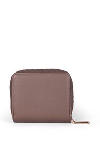 Brązowy portfel ze skóry o teksturowanej powierzchni, kwadratowego kształtu, z zamkiem błyskawicznym i ozdobą w kolorze złotym na suwaku.