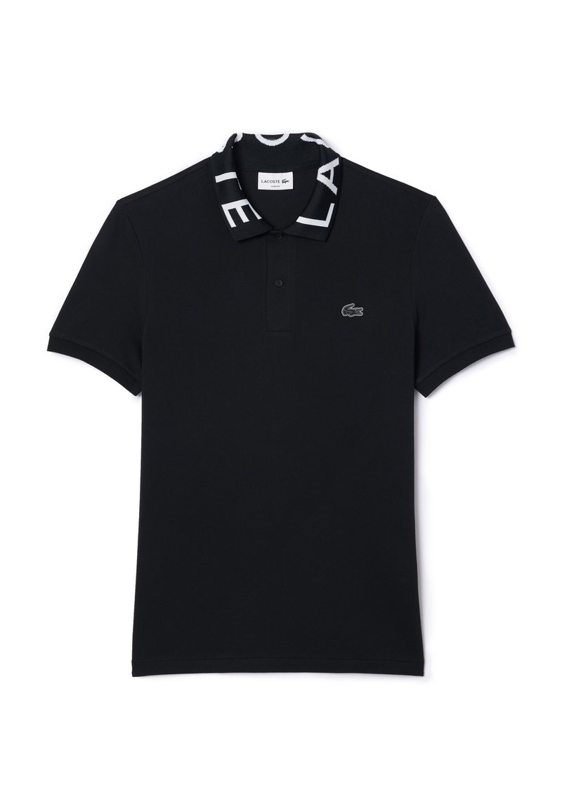 Schwarzes Poloshirt mit kontrastierendem, gemustertem Kragen, auf dem "LACOSTE" in Weiß steht. Kurze Ärmel und kleines besticktes Logo auf der Brust.