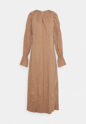 Robe midi plissée marron clair à manches longues avec poignets froncés et petite fente à l'avant, présentée sur fond blanc.