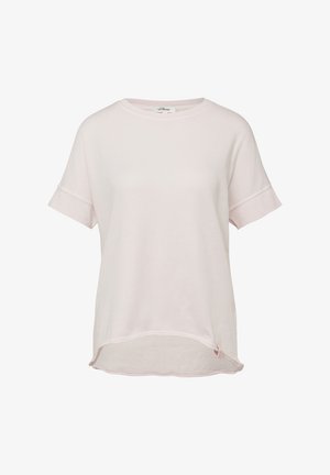 Jasnoróżowy T-shirt z krótkim rękawem, okrągłym dekoltem, mankietami na rękawach i nieco dłuższym tylnym brzegiem, prezentowany na białym tle.