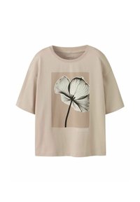 Beżowa koszulka z krótkim rękawem z czarno-białym wzorem kwiatowym z przodu. Miękka bawełniana tkanina, luźny krój, okrągły dekolt.