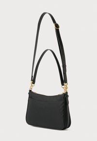 Bolso de hombro negro hecho de tela suave, con una elegante forma rectangular, herrajes en tono dorado y correas ajustables de doble longitud.