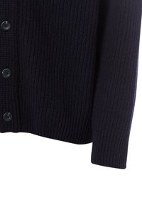 Granatowy sweter z dzianiny o wypukłej fakturze, z sześcioma okrągłymi czarnymi guzikami z przodu i luźnymi rękawami.