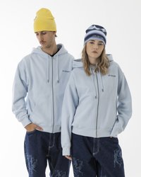 Šviesiai mėlynos užtrauktuku užsegamos gaubtai, pagamintos iš minkštos medžiagos, vilkimos dviejų modelių. Vyras turi geltoną kepuraitę; moteris dėvi mėlyną raštuotą kepuraitę. Tamsiai mėlyni džinsai.