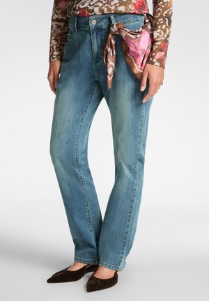 Denim jeans in een lichte wassing met een rechte pijp. Heeft een zilveren knoopsluiting en een patroon zijden sjaal die om de taille is geknoopt.
