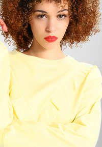 Urban Classics LADIES TERRY VOLANT CREW - Mikina - powderyellow