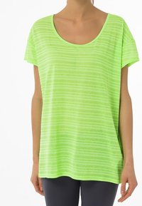 Neon grön t-shirt med korta ärmar, lös passform och horisontella ränder samt en bred, rundad halsringning. Mjuk, lätt tygtextur.