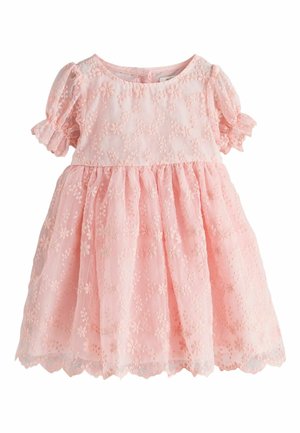 Robe bébé rose clair avec manches courtes bouffantes, surcouche en dentelle florale, taille froncée et ourlet festonné.