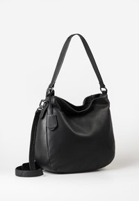 Borsa a spalla in pelle nera con finitura texture, design morbido e tracolla regolabile. Presenta una tasca con zip e dettagli decorativi.