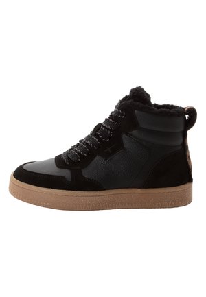 Sneaker nero alto con suola spessa beige, pelle e tessuto strutturati, lacci neri e colletto alla caviglia foderato in pelliccia.