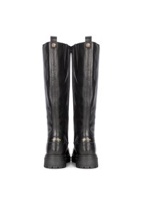 Botas de cuero negro hasta la rodilla con un acabado texturizado, que cuentan con un cierre de cremallera y acentos dorados en el tacón. Suela de goma resistente.