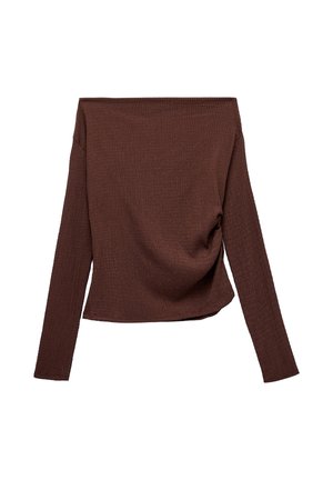 Bruine ribgebreide top met lange mouwen, off-shoulder halslijn en licht gerimpeld detail aan één kant.