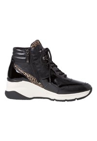 Schwarze Leder-Hochtop-Sneaker mit lackiertem Finish, Leopardenmuster-Akzenten, Schnürung vorne, seitlichem Reißverschluss und weißer Keilsohle.