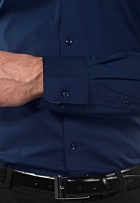Vincenzo Boretti SUPER TAILLIERT STRETCH - Camicia - dunkelblau weiß