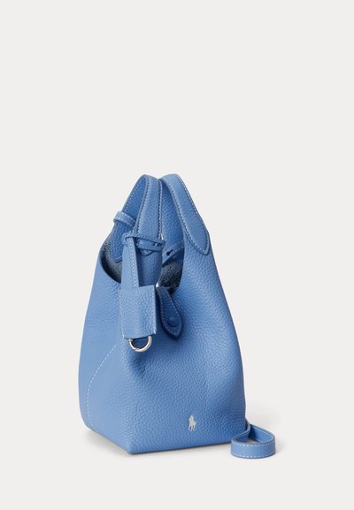 Τσάντα χειρός από δέρμα με ανάγλυφη υφή σε φωτεινό γαλάζιο χρώμα, με άνω λαβές, ασημένια μεταλλικά στοιχεία, λευκή ραφή και μικρό λογότυπο σε λευκό φόντο.