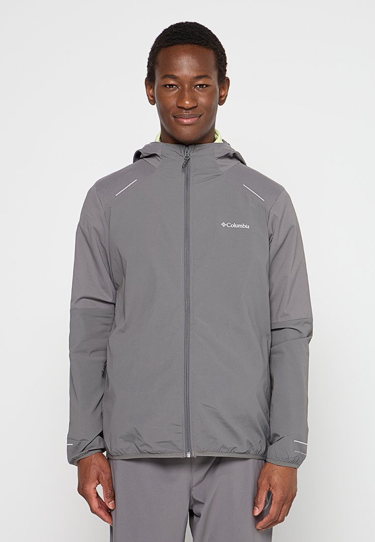 Grau leichte Jacke mit Kapuze, aus synthetischem Material. Verfügt über einen Front-Reißverschluss, reflektierende Akzente an den Schultern und ein Logo auf der Brust.