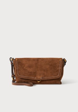 Sac bandoulière en daim marron avec coutures blanches, ferrures dorées, fermeture à rabat et sangle en cuir réglable sur un fond clair uni.