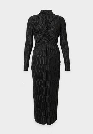 Vestido preto de mangas longas com gola alta, apresentando um design de corpete torcido e um padrão de tecido texturizado e plissado.