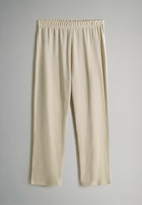 Lys beige, bukser med elastisk talje, der har en glat tekstur, lige ben-design og ingen synlige lommer eller detaljer.