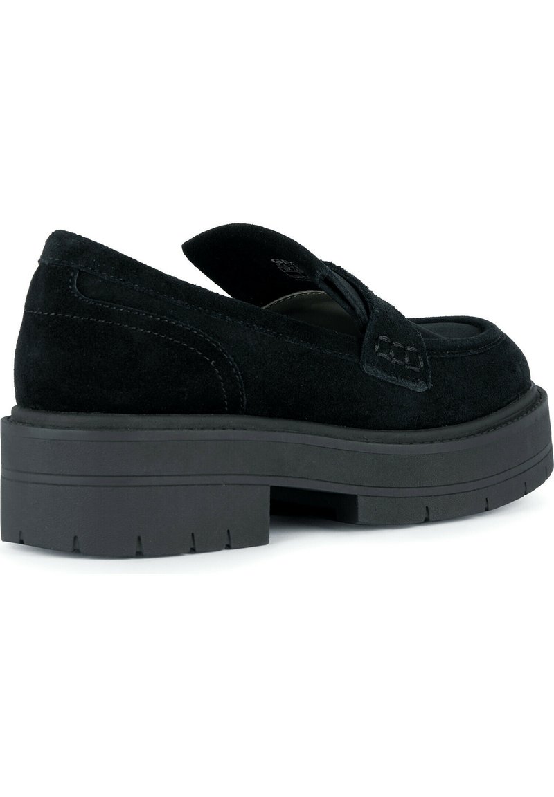 Scarpe slip-on in suede nero con suola in gomma spessa, caratterizzate da una punta arrotondata e cuciture decorative sulla parte superiore.
