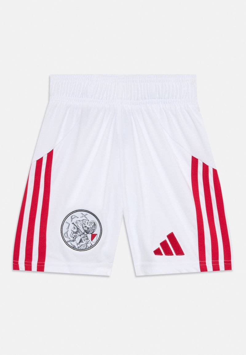 Weiße Sportshorts mit roten drei Streifen an den Seiten, elastischem Bund und Ajax-Logo, das ein stilisiertes Gesicht in der unteren linken Ecke zeigt.
