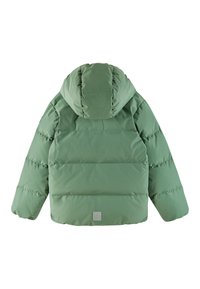 Padded jacket in matte green with a hood. Posiada poziome przeszycia, kwadratową łatę z logo oraz elastyczne mankiety.