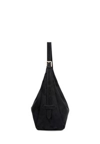 Borsa a spalla in suede nero con una forma triangolare strutturata. Presenta un manico piatto e un accento decorativo sulla tracolla. Texture liscia.
