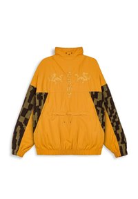 Chaqueta ligera amarilla con cuello alto. Presenta mangas con un patrón marrón y diseños de dragones bordados en la parte delantera. Incluye un bolsillo frontal.