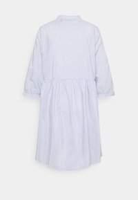Abito a righe verticali blu chiaro e bianco con maniche a tre quarti e vita arricciata, mostrato di spalle su uno sfondo semplice.