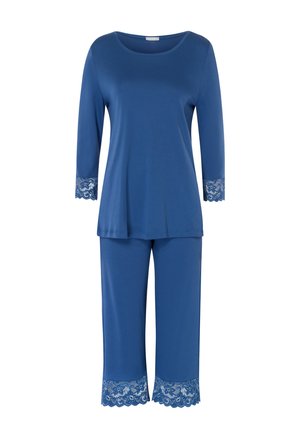 Completo pigiama blu composto da una maglia con maniche a tre quarti e dettagli in pizzo sulle maniche, abbinato a pantaloni cropped con bordino in pizzo.