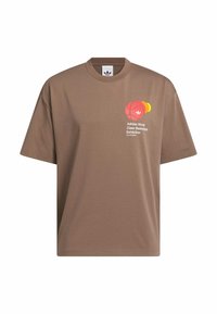 Hnedé bavlnené tričko s krátkymi rukávmi, okrúhlym výstrihom a potlačou s grafikou basketbalovej lopty a textom na ľavej strane hrudníka.