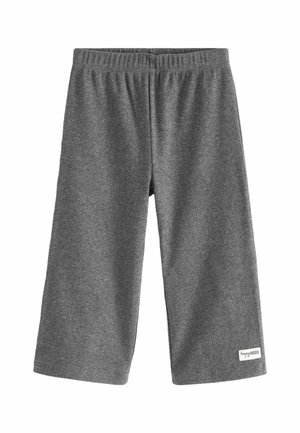 Szare szerokie spodnie z dzianiny prążkowanej z elastycznym pasem i małą białą metką na dolnej prawej nogawce.