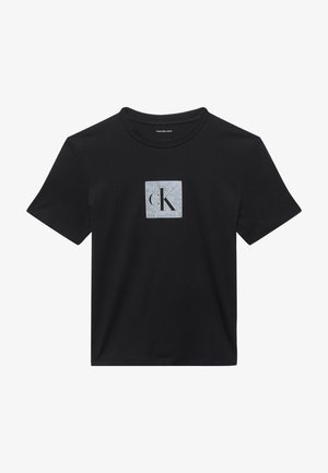 Czarny T-shirt z krótkim rękawem z szarym kwadratowym logo na środku, przedstawiającym małą literę "c" i dużą literę "K".