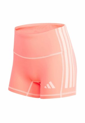 Korallowo-różowe sportowe spodenki z wysokim stanem, z jasnoróżowymi pionowymi paskami po bokach i małym logo na przedniej lewej nodze.