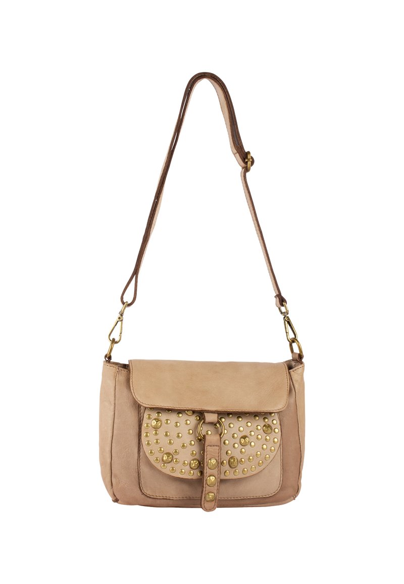 Borsa a tracolla in pelle tan con pattina, caratterizzata da dettagli in metallo dorato e attacco per la tracolla. Texture liscia e forma arrotondata.