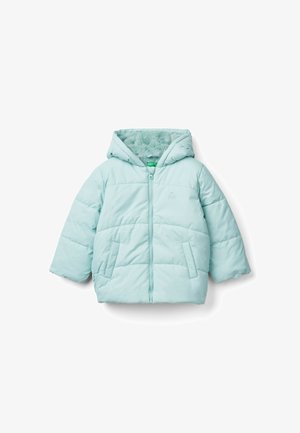 Veste matelassée turquoise clair avec capuche, fabriquée en matériau lisse et brillant. Elle possède deux poches latérales et une doublure en fausse fourrure douce.