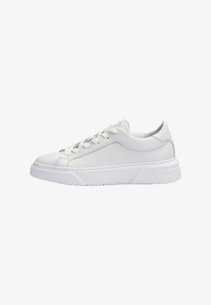 Witte leren lage sneaker met dikke, gestructureerde zool en witte veters, getoond vanaf de buitenkant op een effen achtergrond.