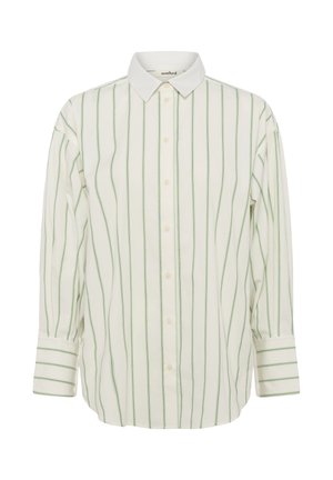 Biela bavlnená košeľa s dlhými rukávmi so zelenými vertikálnymi pruhmi. Má klasický golier a manžety s pruhovanými prvkami.