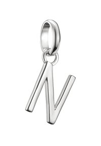 Pendente in argento a forma di lettera "V" con finitura liscia e un anello di attacco arrotondato. Presenta linee pulite e un design geometrico.