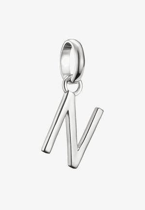 Silberner Anhänger in Form des Buchstabens "V" mit einer glatten Oberfläche und einer abgerundeten Befestigungsschlaufe. Verfügt über klare Linien und ein geometrisches Design.