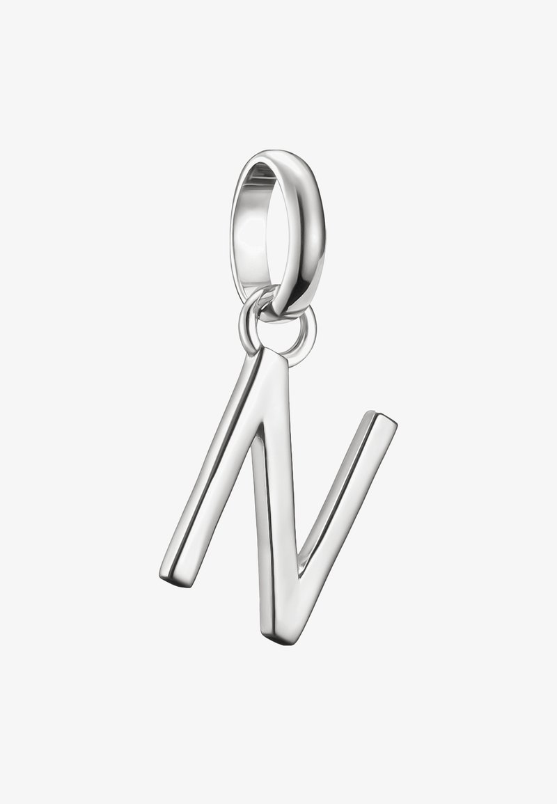 Pendente in argento a forma di lettera "V" con finitura liscia e un anello di attacco arrotondato. Presenta linee pulite e un design geometrico.