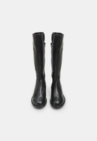 Knee-high mustat nahkasaappaat, joissa on sileä pinta, pyöreä kärki ja takana vetoketju; minimalistinen muotoilu ja yhtenäinen väri.