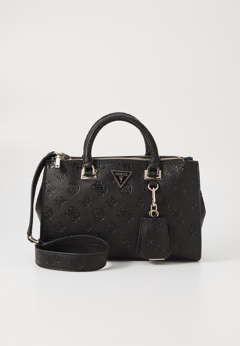 Sac à main Guess en cuir noir texturé avec poignées supérieures, bandoulière amovible, fermeture éclair et détail de l'étiquette avant sur fond blanc.
